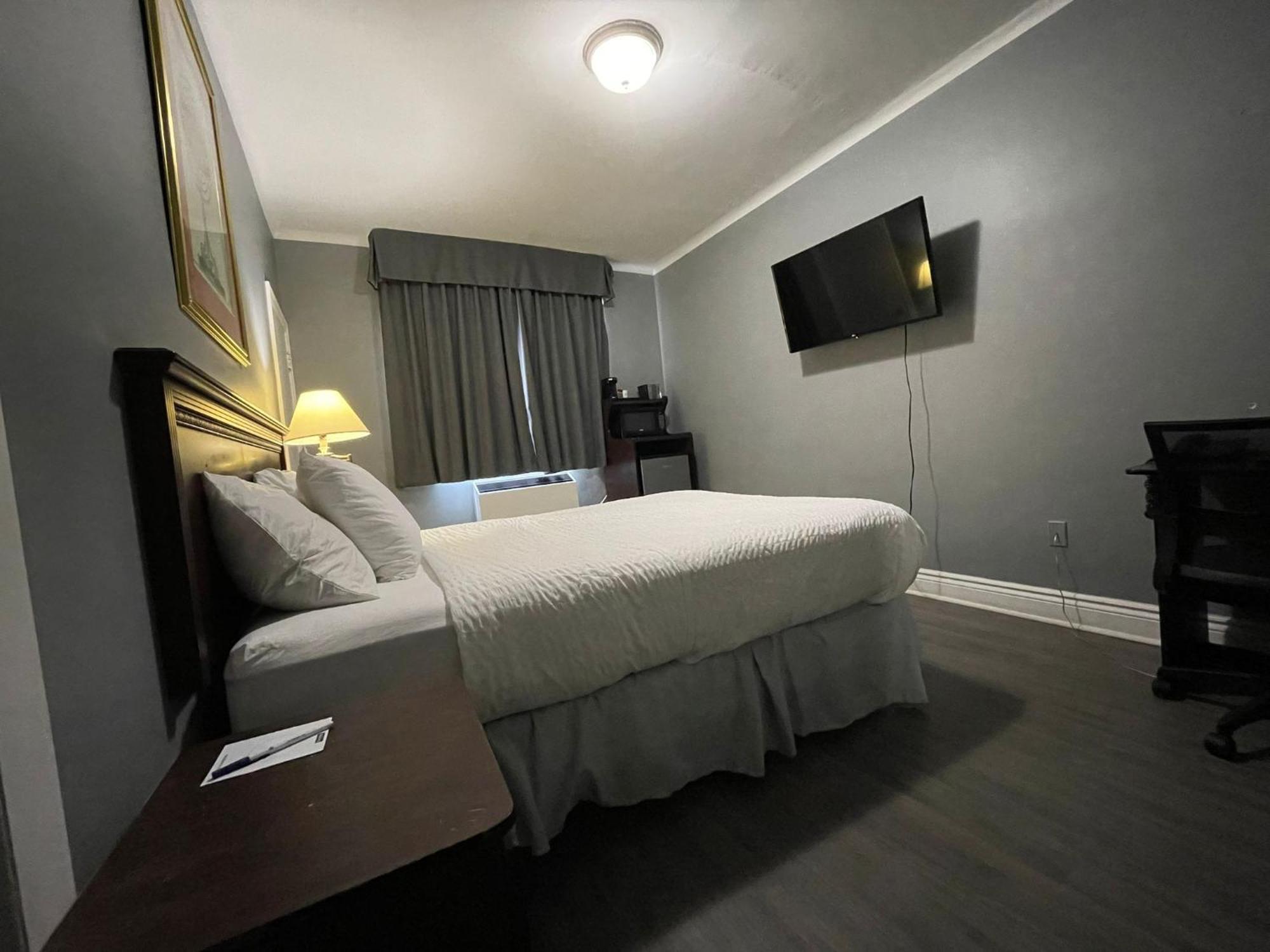 Travelodge By Wyndham London Ontario Exterior photo